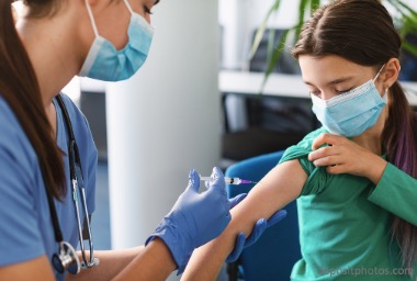Минздрав РФ включил вакцинацию подростков от ковида в нацкалендарь по эпидпоказаниям