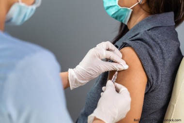 ВОЗ изучает возможность электронной регистрации вакцинируемых от коронавируса