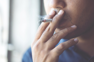 Курение может спровоцировать тяжелые заболевания позвоночника